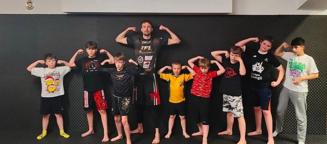 Grupa juniorów z trenerem po treningu