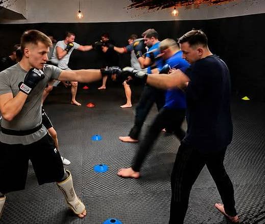 Trening MMA dorosłych - praca w parach na sali